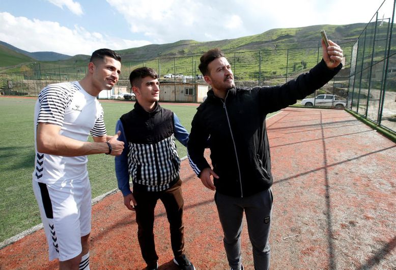 Él es Biwar Abdullah, el 'Cristiano Ronaldo' iraquí que levanta pasiones por las calles