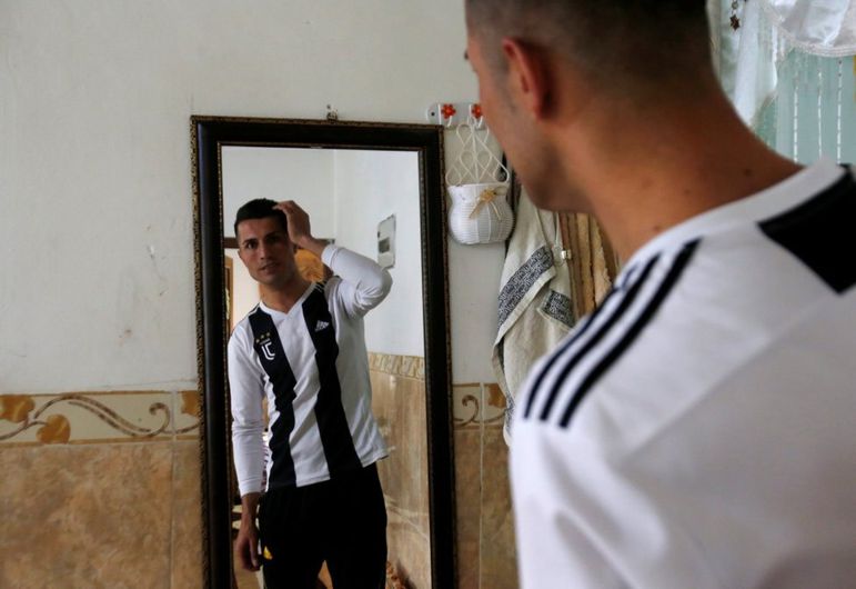 Él es Biwar Abdullah, el 'Cristiano Ronaldo' iraquí que levanta pasiones por las calles