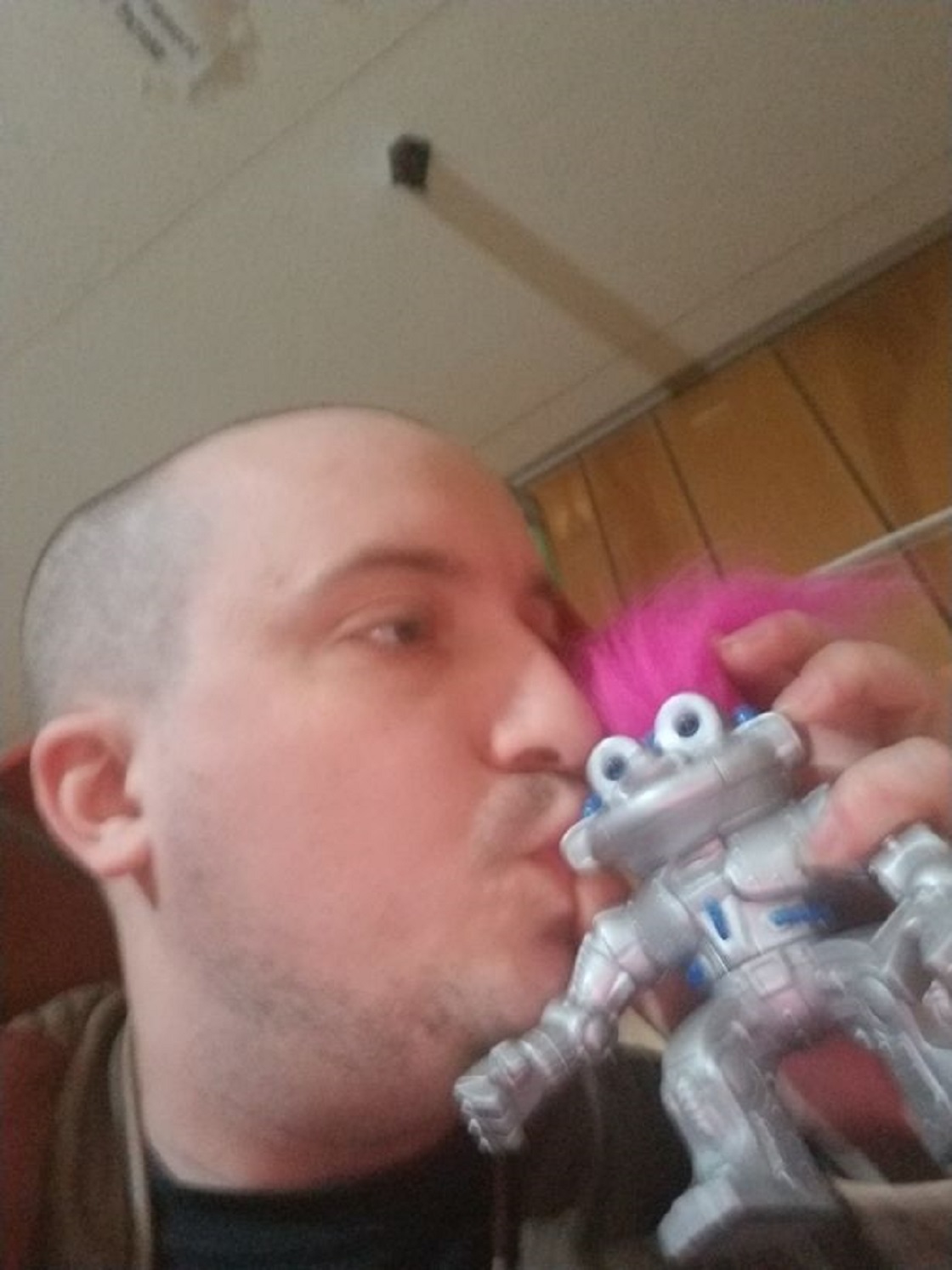 El hombre que se quiere casar con su robot de juguete