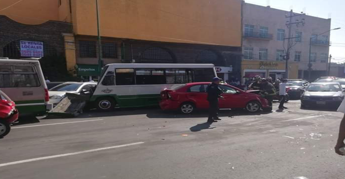 ¿No pasa nada? Menor de edad que conducía microbús en la CDMX provoca choque múltiple