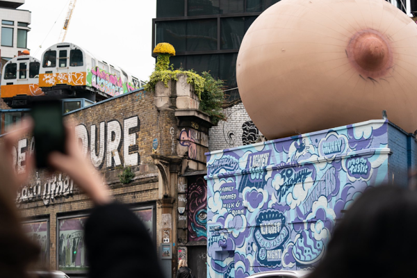 ¿Por qué hay unos senos gigantes en las calles de Londres?