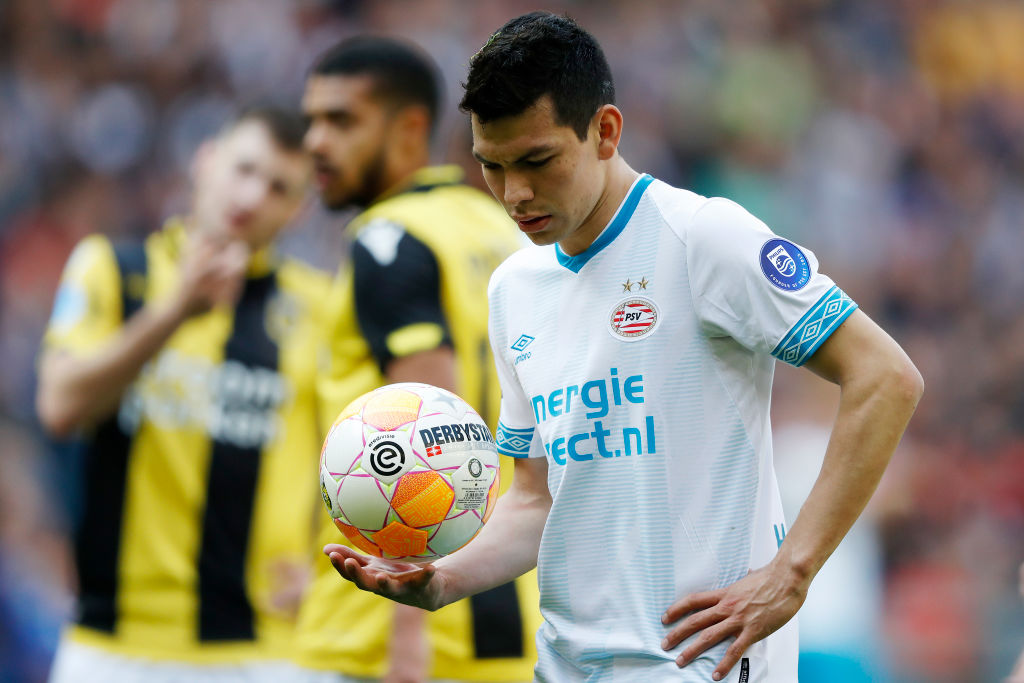 Técnico del Vitesse tacha de 'clavadista' al 'Chucky' Lozano por fingir penal