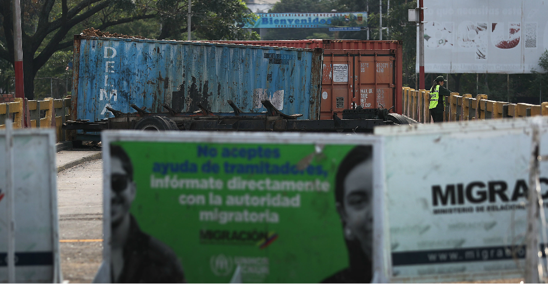 Venezolanos rompen cerco y cruzan puente fronterizo con Colombia