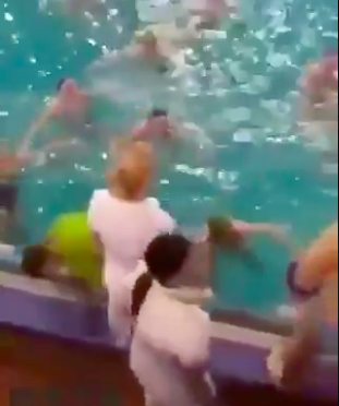 Golpeó a una mujer con el balón y comenzó una pelea acuática de waterpolo