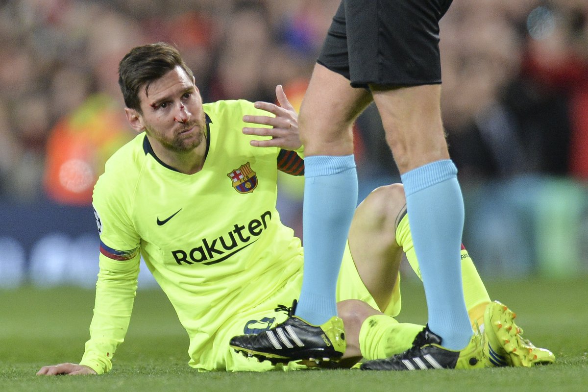 En imágenes: El 'golpazo' de Smalling que hizo sangrar a Messi
