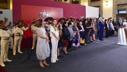 "Amor eterno" sonó en la conferencia de AMLO pa' celebrar a las mamás