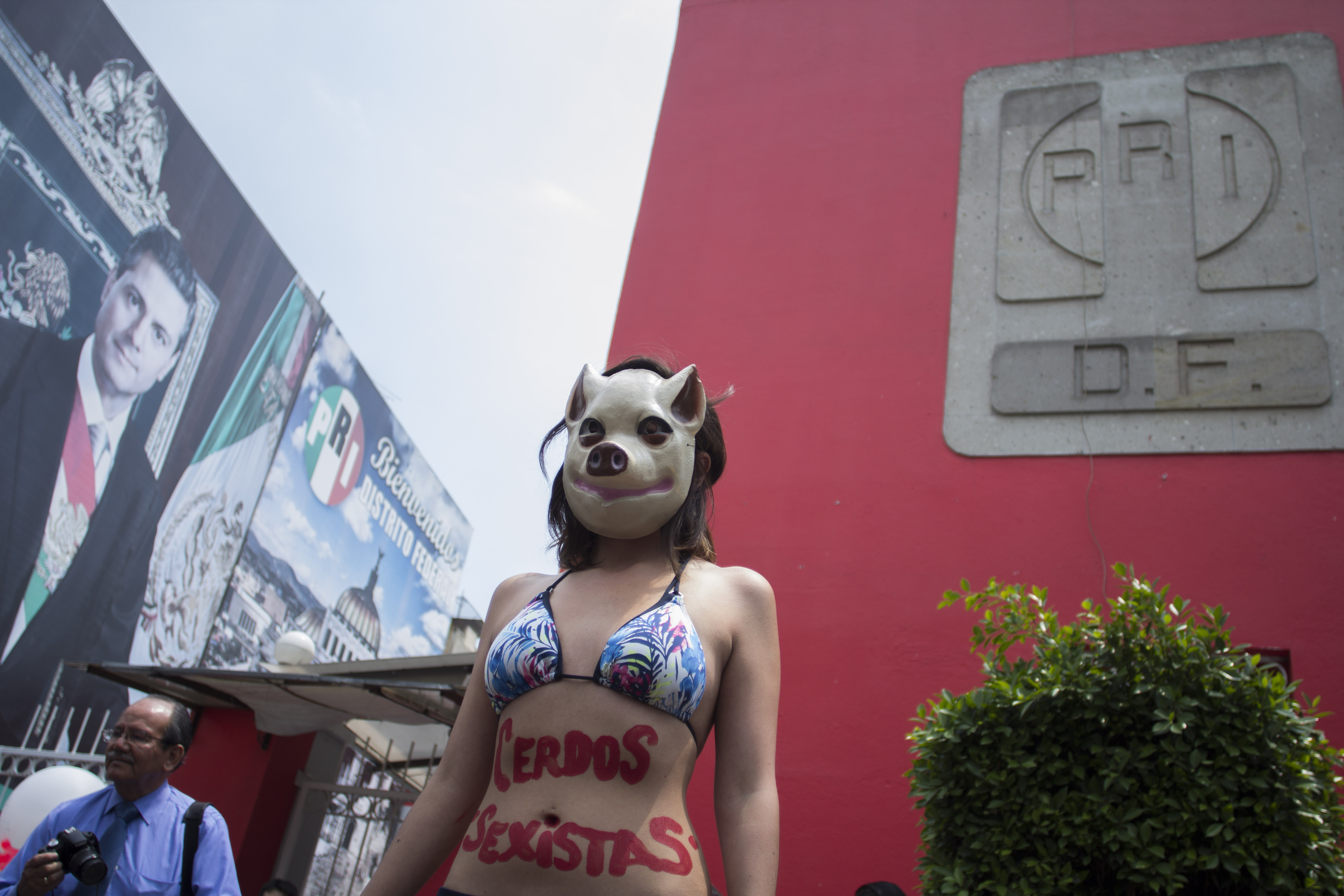 MÉXICO, D.F., 03ABRIL2014.- Un grupo de jóvenes, se manifestaron en el edificio del Partido Revolucionario Institucional en el D.F. ante la red de prostitución que dio a conocer Carmen Aristegui en su noticiero sobre Cuauhtémoc Gutiérrez de la Torre, dirigente del PRI-DF.