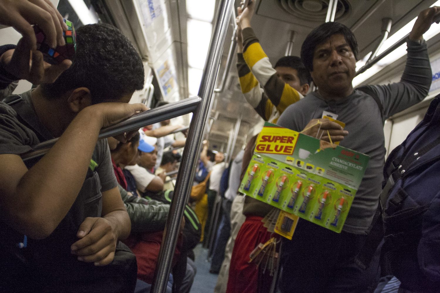MÉXICO, D.F., 19DICIEMBRE2013.- Vendedores ambulantes dentro de las Instalaciones del Metro, mejor conocidos como “Vagoneros” continúan vendiendo en las líneas 1 y 2 del Sistema de Transporte Colectivo luego que en días pasados ante el aumento a la tarifa del Metro de 3 a 5 pesos, se dijo que iban a ser retirados de todas las 12 líneas ya que representan un malestar para los usuarios.