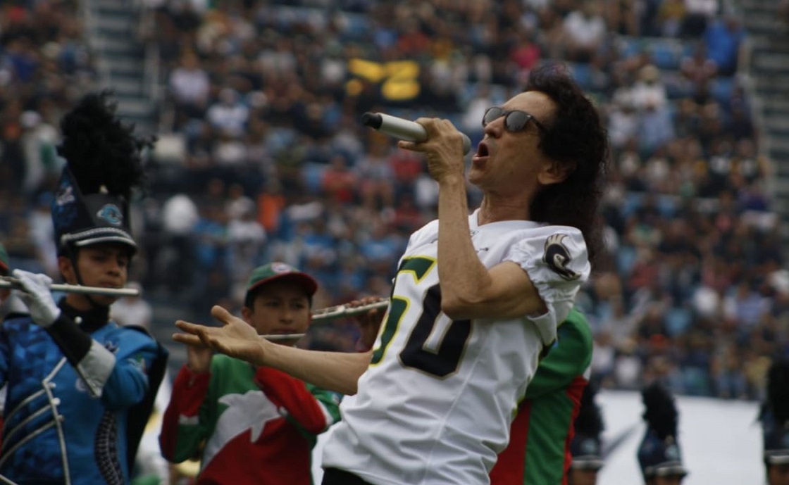 Alex Lora cantando el himno nacional en el Tazón México