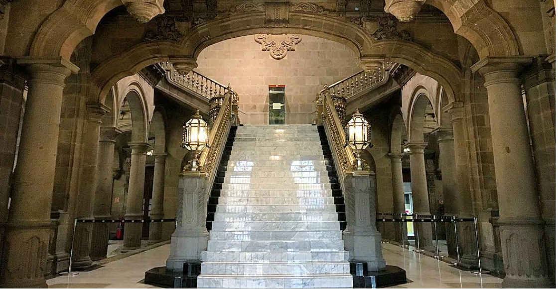 ¿Te vas a casar o cumplir 15 años? Podrás tomarte la foto en las escaleras del Antiguo Palacio del Ayuntamiento en CDMX