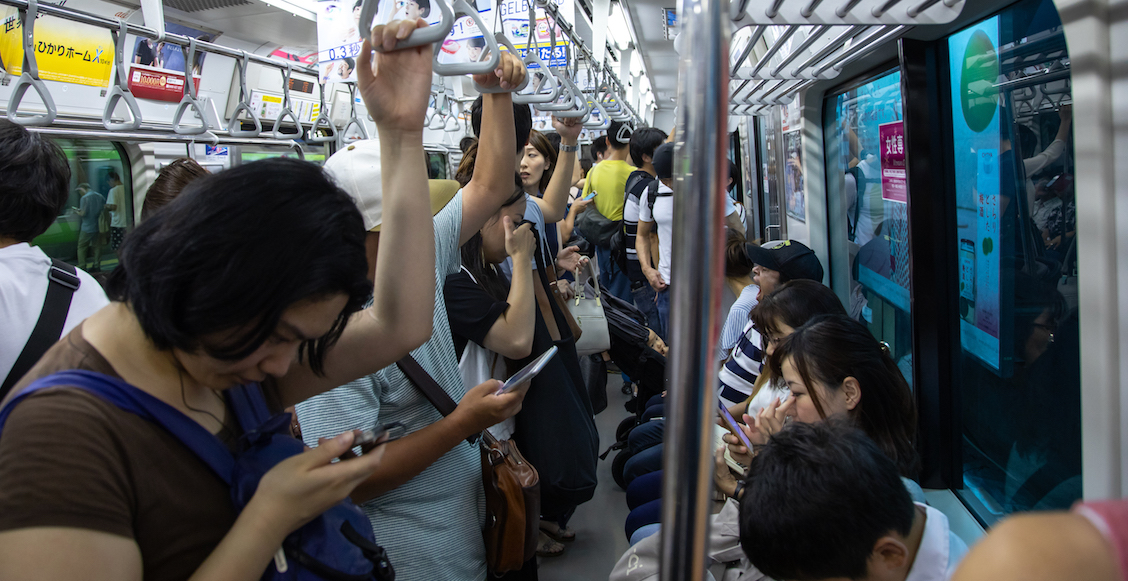 App contra 'arrimones' gana popularidad en el Metro de Tokio
