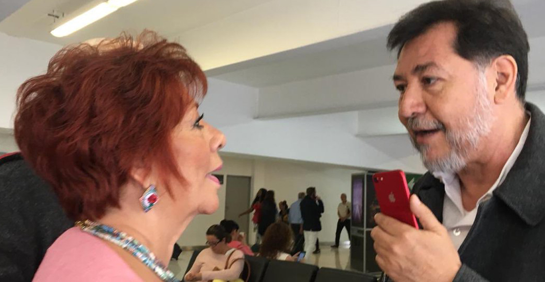 Fernández Noroña discute con una señora en el aeropuerto por llamarlo "pejezombie"; la apodan #LadyPeje