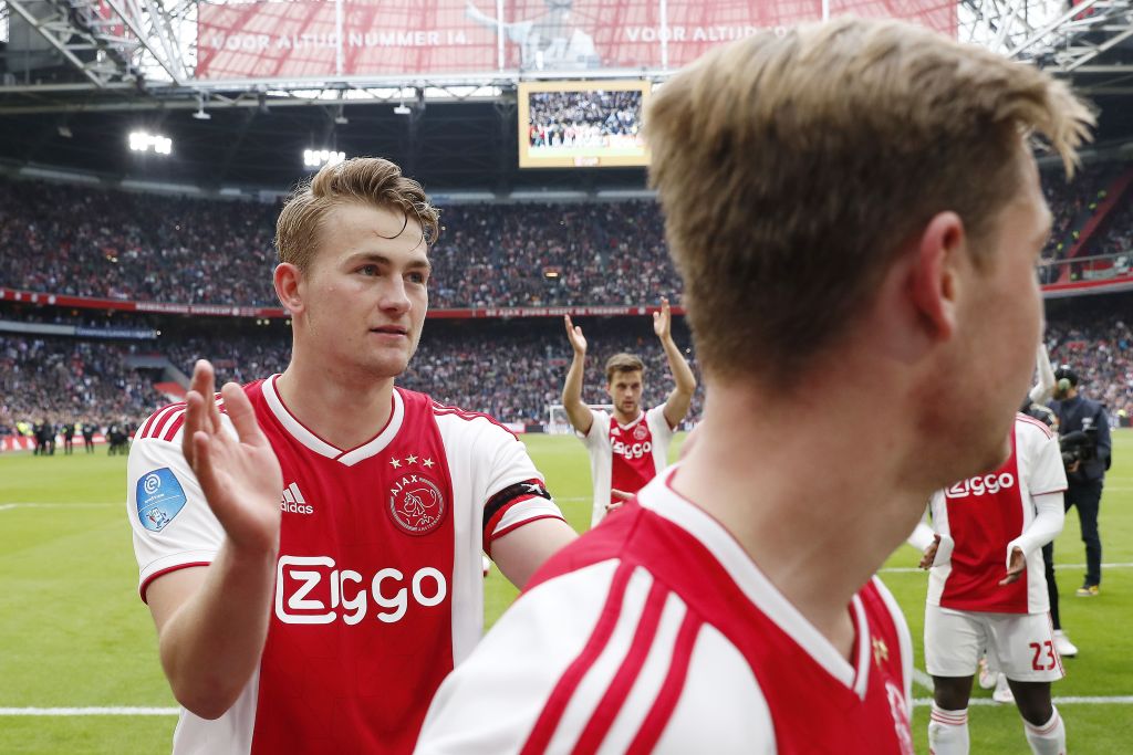 Cientos de aficionados del Ajax le dieron el 'último adiós a Frankie De Jong