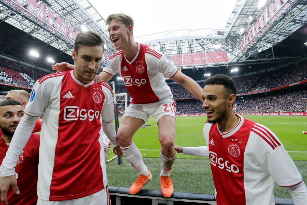 Cientos de aficionados del Ajax le dieron el 'último adiós a Frankie De Jong