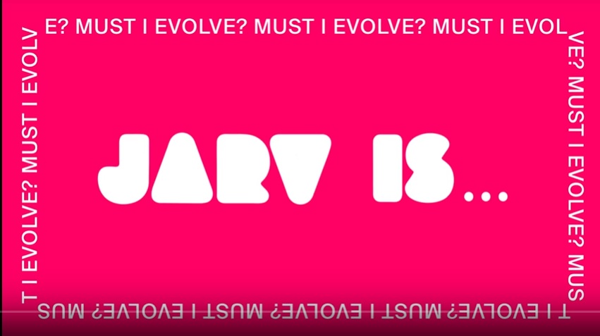 ¡Jarvis Cocker está de regreso! Escucha "Must I Evolve?" de su nuevo proyecto JARV IS...
