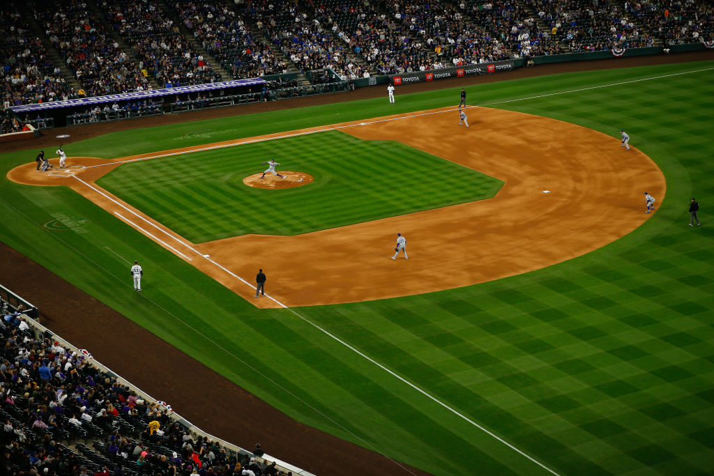 MLB da de baja administrativa al mexicano Julio Úrias por violencia doméstica