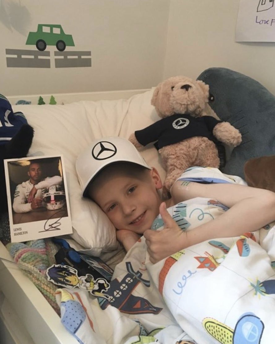 El emotivo gesto de Lewis Hamilton con un niño enfermo de cáncer