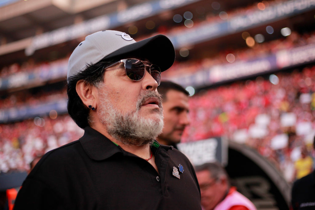 ¡Detuvieron a Maradona llegando al aeropuerto de Argentina! 