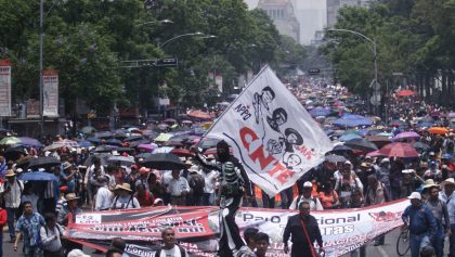 CIUDAD DE MÉXICO, 15MAYO2019.- Pese a la contingencia ambiental, maestros de la CNTE marcharon de metro San Cosme al zócalo de la ciudad, en conmemoración por el Día del Maestro.