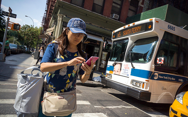 Nueva York podría multar a los peatones que usen el celular al cruzar la calle