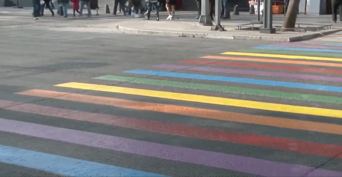 Pintan paseo peatonal de la CDMX con los colores de la bandera gay