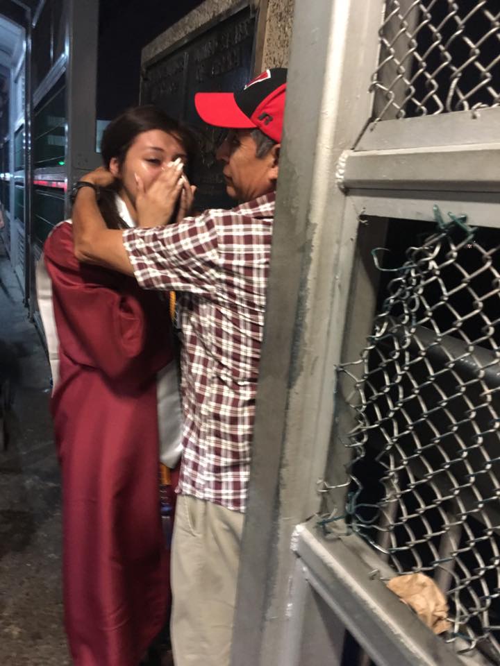 Estudiante de EU cruza la frontera vestida con su toga para abrazar a su papá que fue deportado