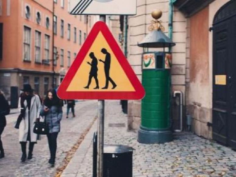 Nueva York podría multar a los peatones que usen el celular al cruzar la calle