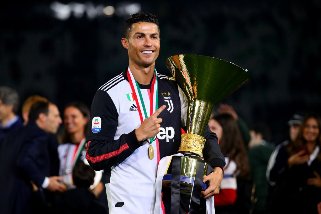 Cristiano Ronaldo golpeó a su hijo y pareja con el trofeo de la Serie A 😂