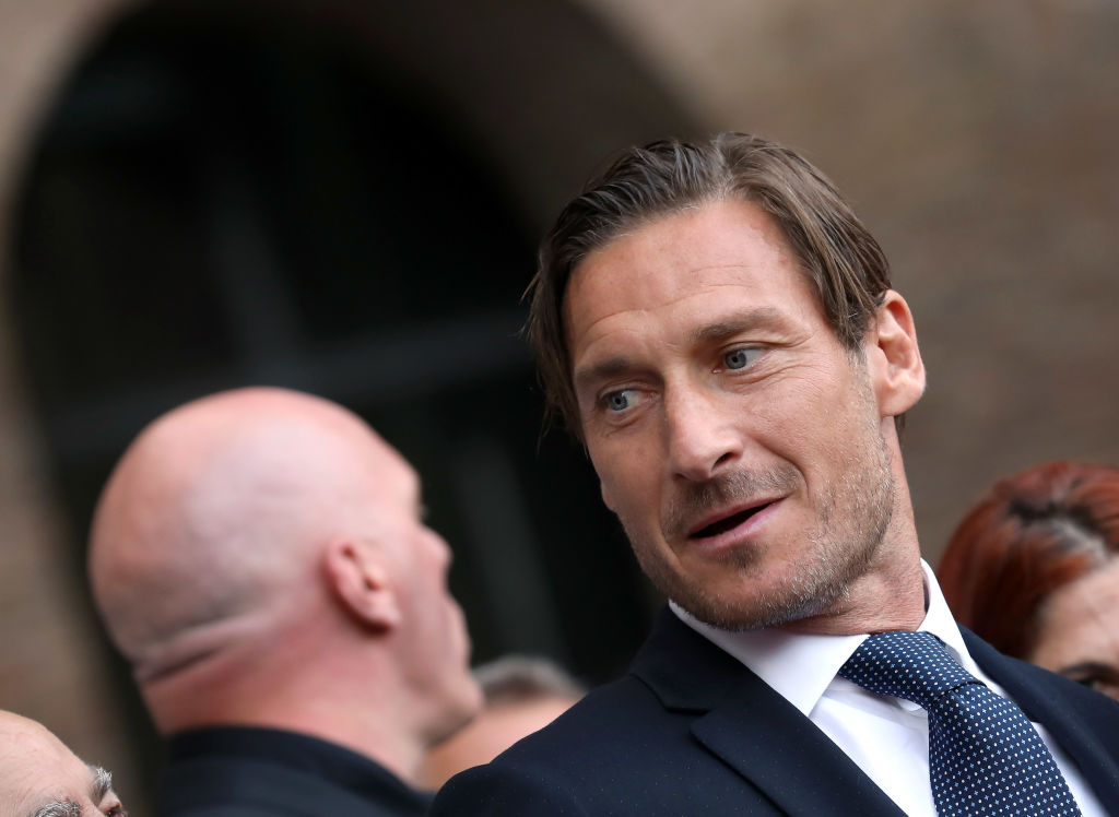 Quisieron humillar a Francesco Totti y él les respondió con un golazo de ‘globito’ 