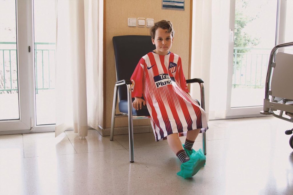 Hospital convierte batas de niños en camisetas de futbol para 'mejorar su ánimo'