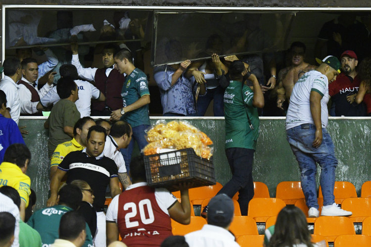 Aficionados del León se agarraron a golpes entre ellos finalizando el juego con Xolos