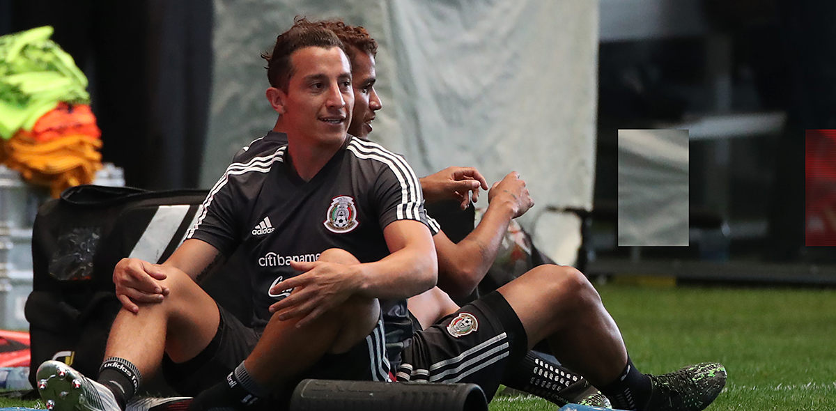 ¡Lo aman o lo odian! 'Chicharito' es el futbolista más mencionado en México