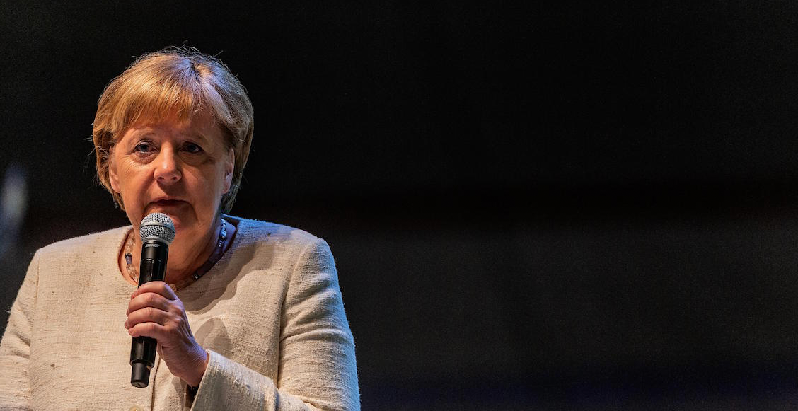 De nueva cuenta, Angela Merkel sufre temblores en una ceremonia oficial