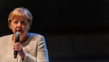 De nueva cuenta, Angela Merkel sufre temblores en una ceremonia oficial