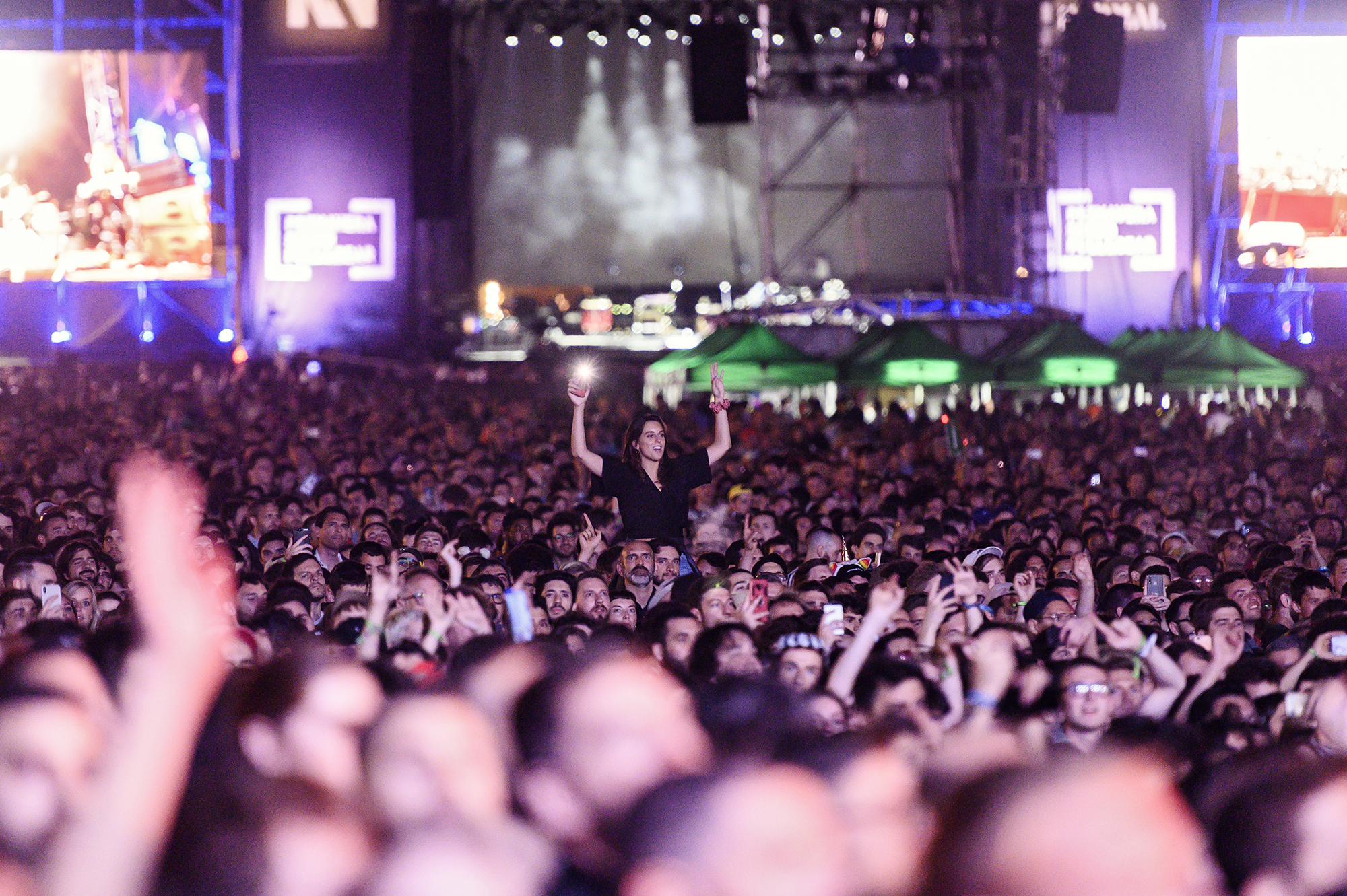 ¿Qué pasa cuando el reggaetón llega a los festivales de música independiente?