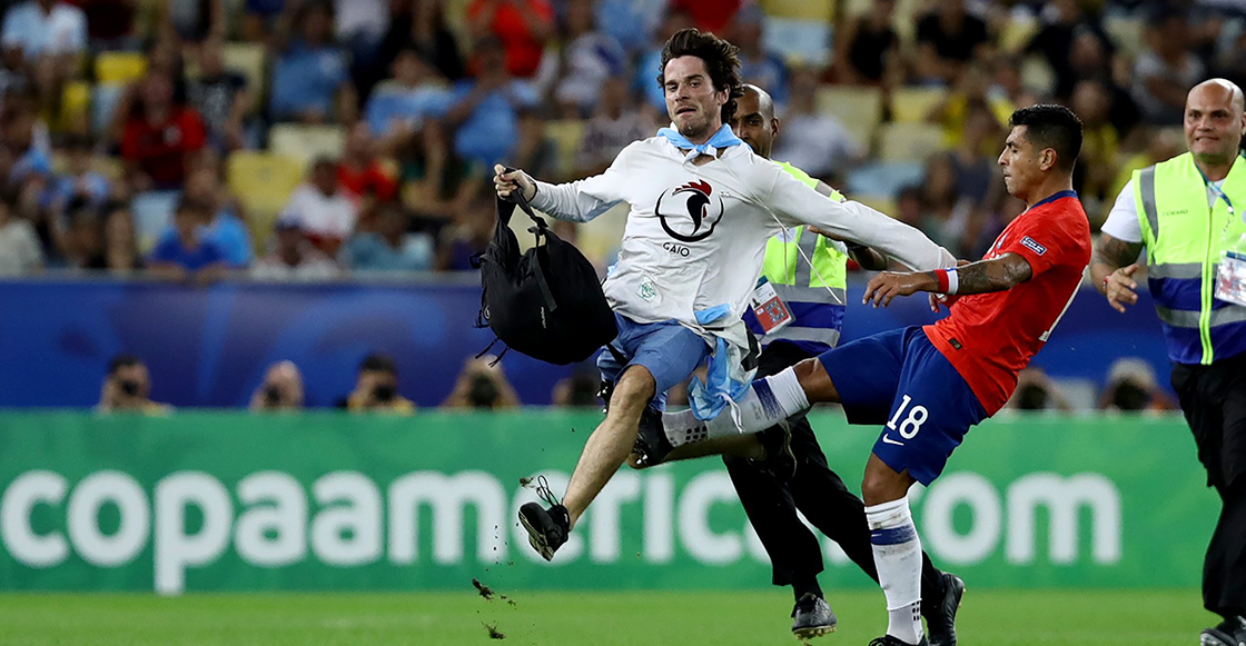 Gonzalo Jara pateó a un aficionado en el Chile vs Uruguay
