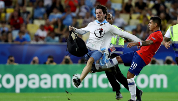 Gonzalo Jara pateó a un aficionado en el Chile vs Uruguay