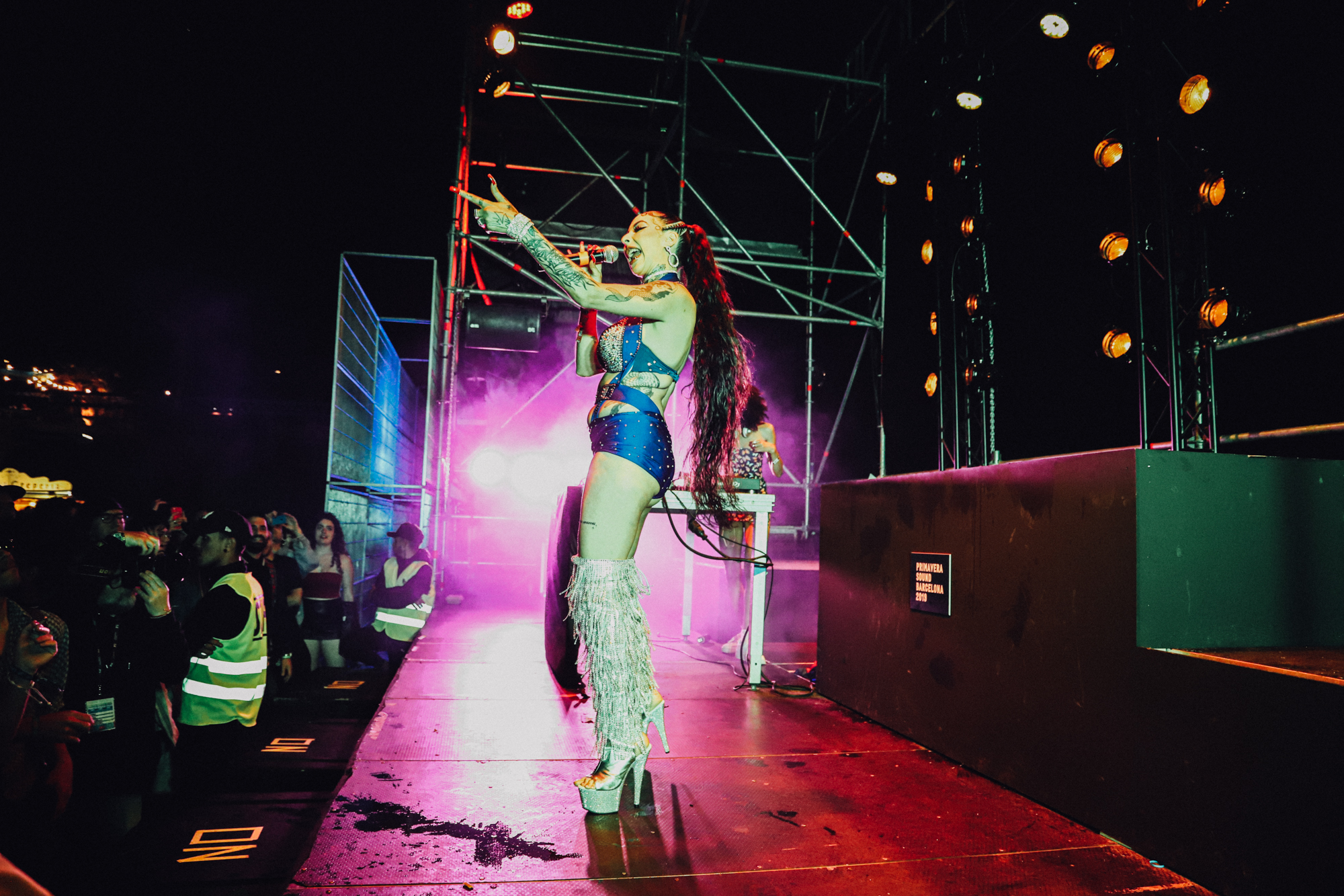 ¿Qué pasa cuando el reggaetón llega a los festivales de música independiente?