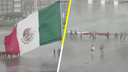 Captan el momento en el que varias personas ayudan a militares a bajar la bandera durante una fuerte lluvia en CDMX