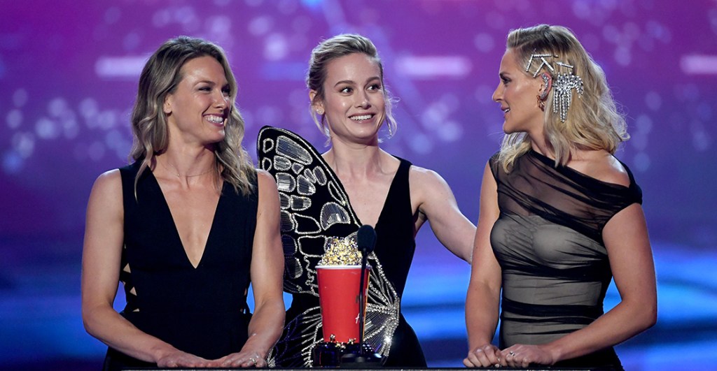 'Ellas son Capitana Marvel': Brie Larson subió a sus dobles al escenario para recibir un MTV Award