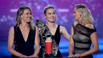 'Ellas son Capitana Marvel': Brie Larson subió a sus dobles al escenario para recibir un MTV Award