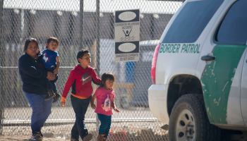En Texas, protestan ante la crisis en los centros de detención de niños migrantes
