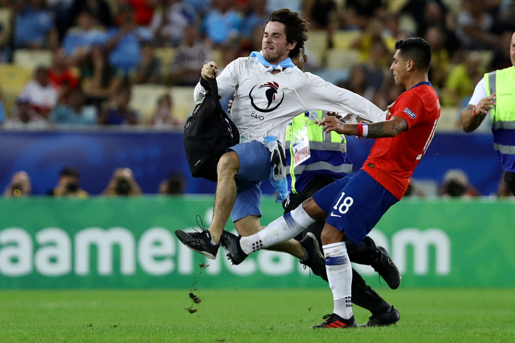 Lo que sabemos de la posible sanción a Gonzalo Jara por patear a un espontáneo en la Copa América