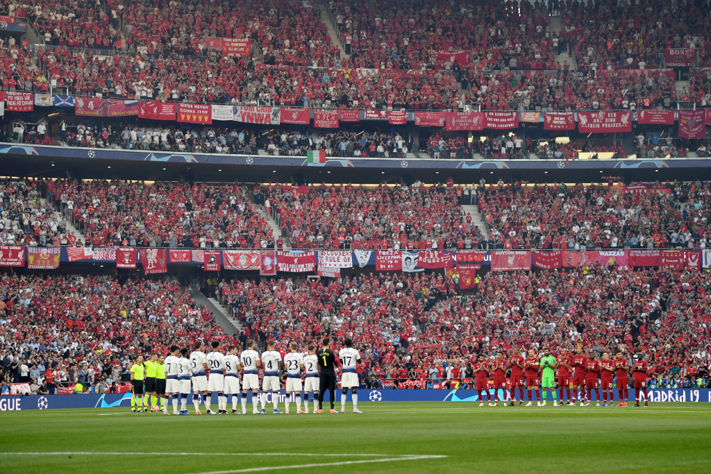 En imágenes: El emotivo homenaje a ‘La Perla’ Reyes en la final de la Champions League