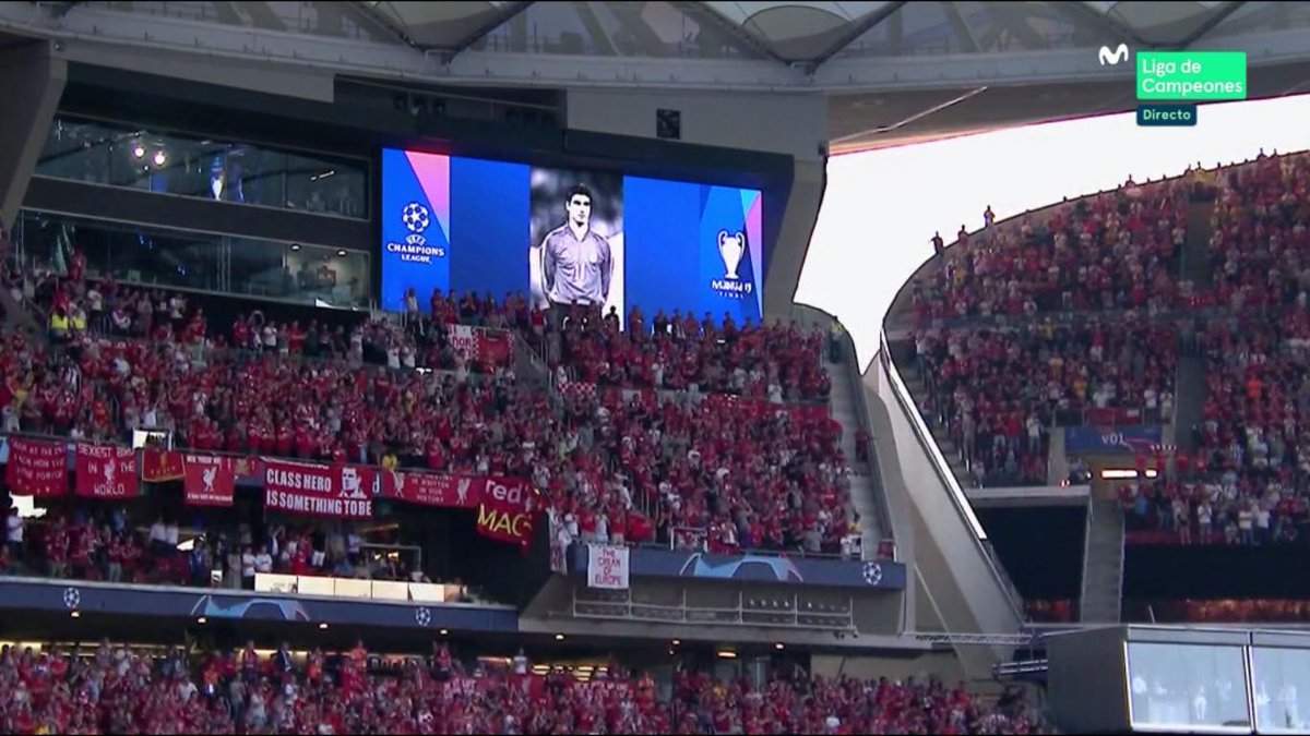 En imágenes: El emotivo homenaje a ‘La Perla’ Reyes en la final de la Champions League