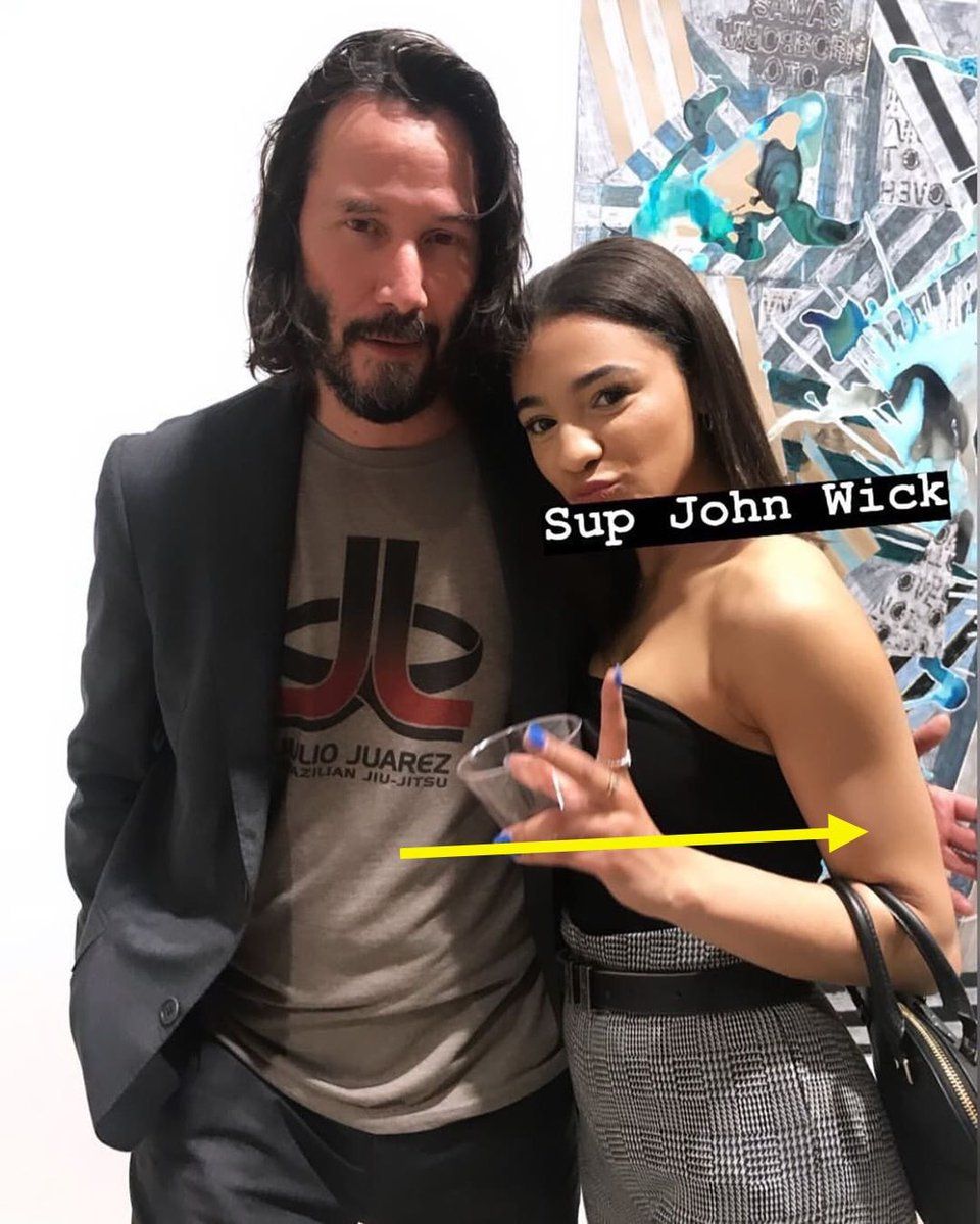 El ademán de Keanu Reeves cuando posa con una fan que se está haciendo viral