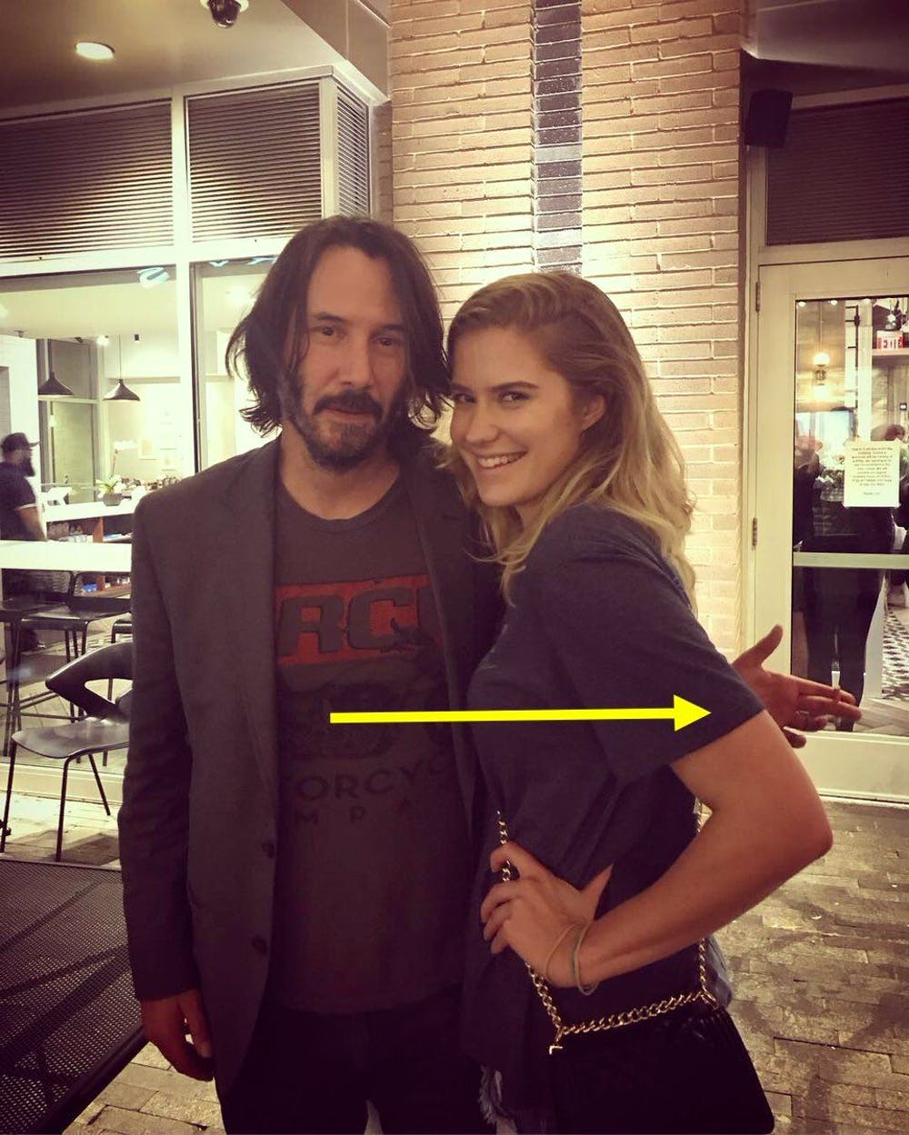 El ademán de Keanu Reeves cuando posa con una fan que se está haciendo viral