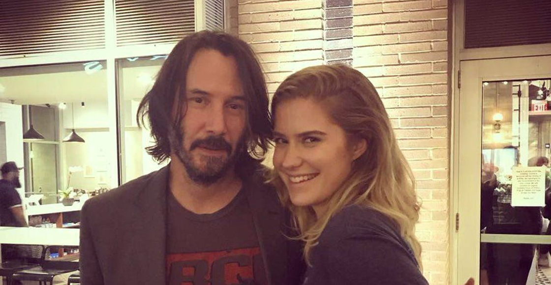 Este es el ademán de Keanu Reeves cuando posa con una fan