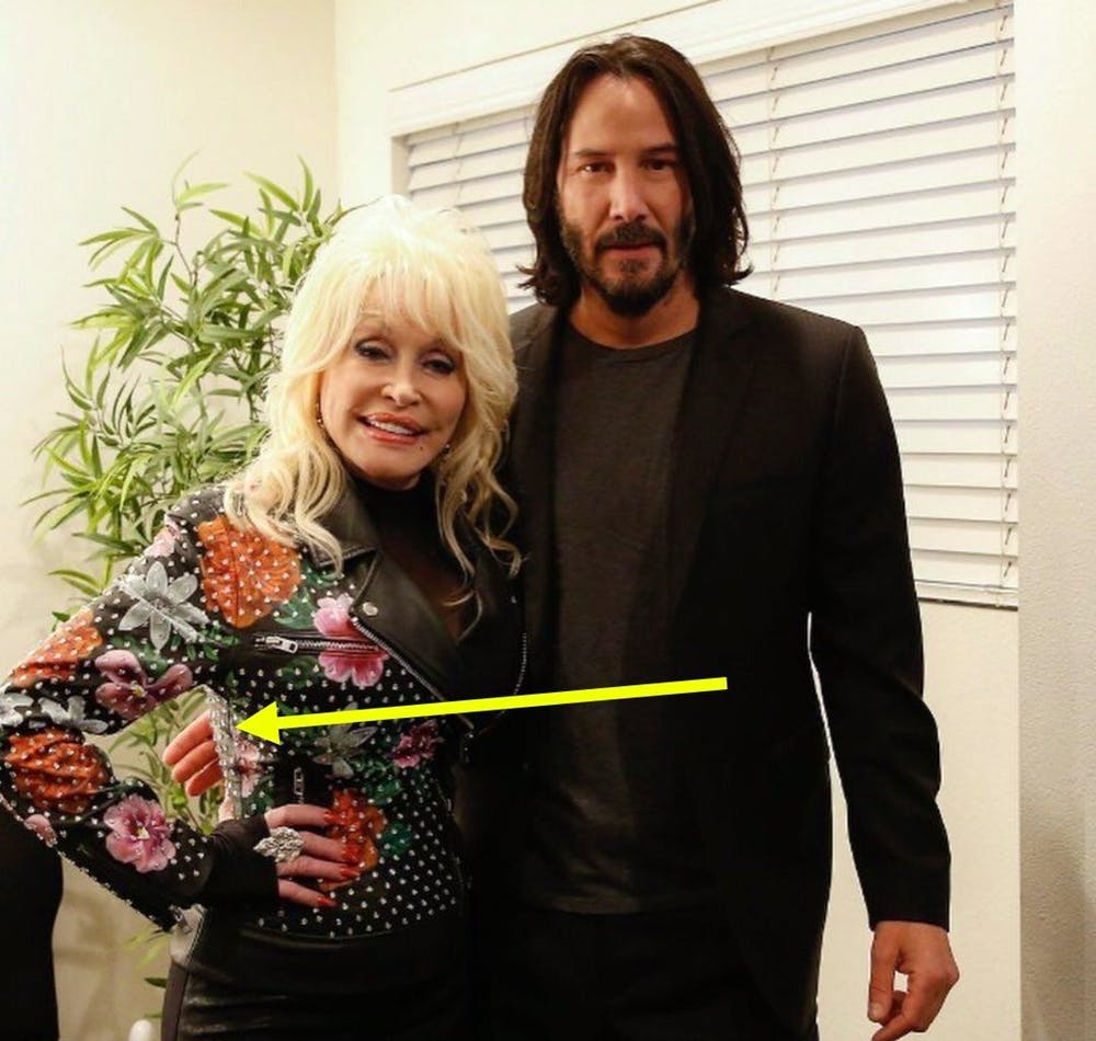 El ademán de Keanu Reeves cuando posa con una fan que se está haciendo viral