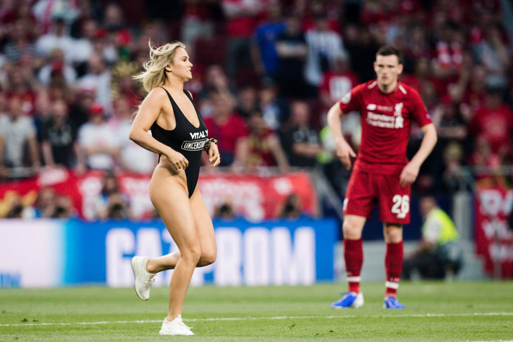 Jugadores del Liverpool buscaron a la espontánea de la final de la Champions League